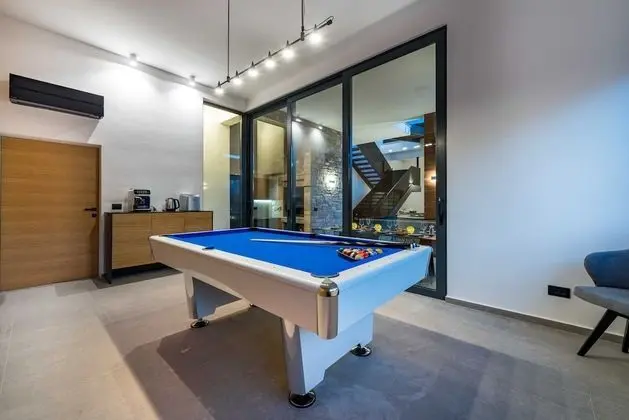 Villa (Five Bedroom villa with Pool)