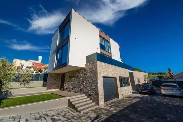 Villa (Five Bedroom villa with Pool)