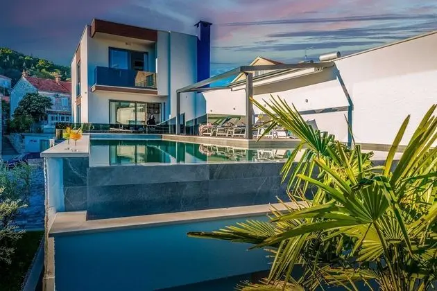 Villa (Five Bedroom villa with Pool)