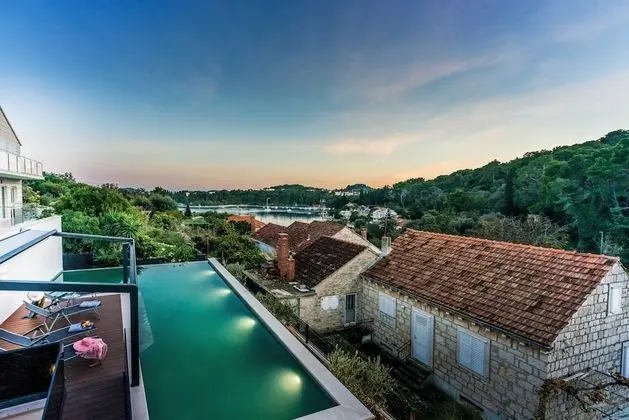 Villa (Five Bedroom villa with Pool)