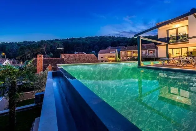 Villa (Five Bedroom villa with Pool)