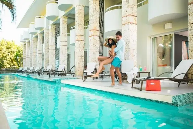 Essentia Swim Out 3 Pax