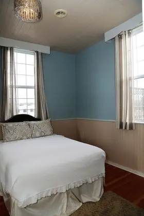 Premium 2 Queen with Kitchen/Patio