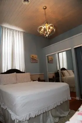 Premium 2 Queen with Kitchen/Patio