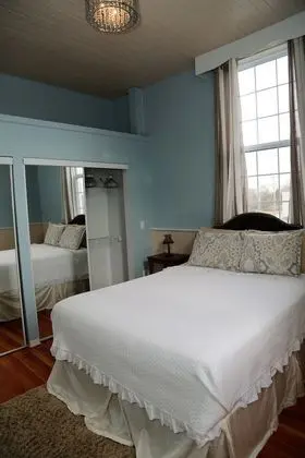 Premium 2 Queen with Kitchen/Patio
