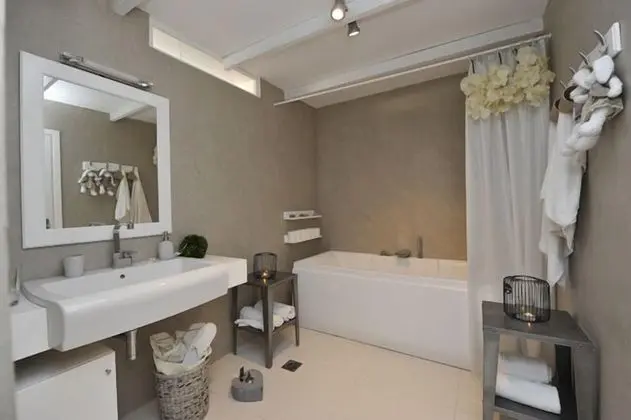 Villa Ambassador, 4 Bedrooms (with Guesthouse)