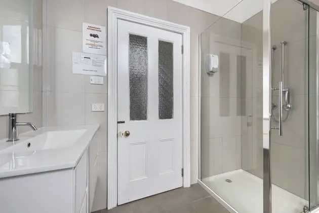 Tek Büyük Yataklı Oda, Ortak Banyo