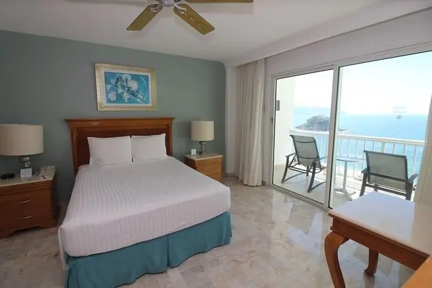 Superior Queen with ocean view