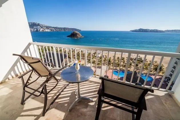 Superior Queen with ocean view