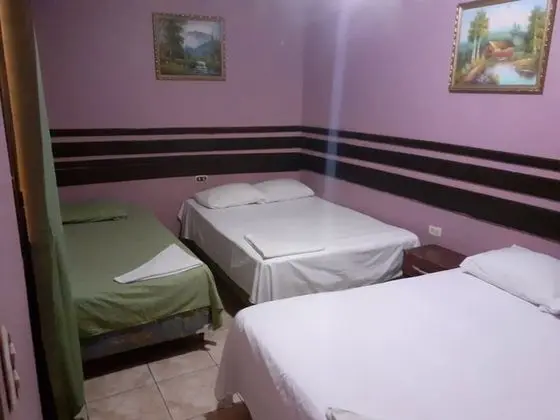 Üç Kişilik Oda (2 Camas matrimonial y 1 individual)