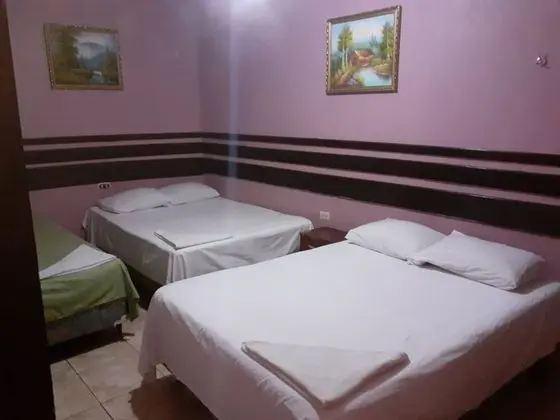 Üç Kişilik Oda (2 Camas matrimonial y 1 individual)