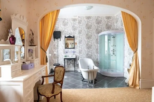 Standard Süit, Banyolu/Duşlu, Kısmi Deniz Manzaralı