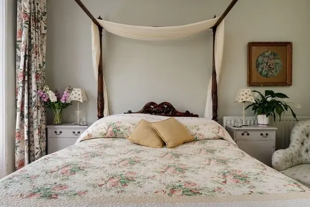 Superior Ev, Özel Banyo (The East Wing)