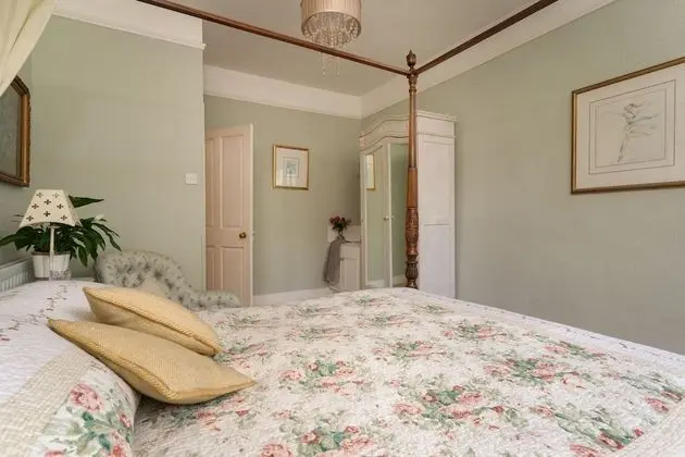 Superior Ev, Özel Banyo (The East Wing)