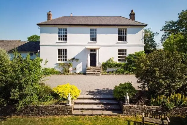 Superior Ev, Özel Banyo (The East Wing)