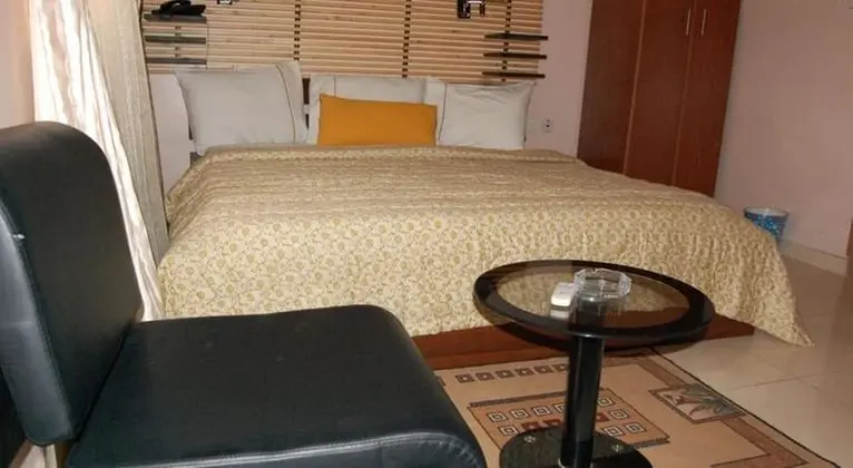 Superior Tek Büyük Yataklı Oda, Havuz Manzaralı