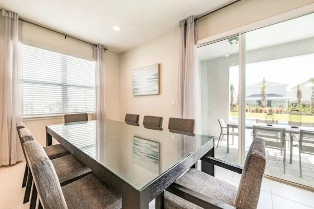 5 Bedroom Home Westside, Private Pool