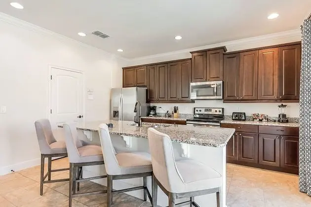 5 Bedroom Home Westside, Private Pool