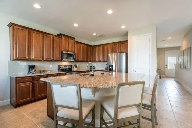 5 Bedroom Home Westside, Private Pool