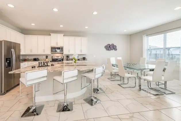 5 Bedroom Home Westside, Private Pool