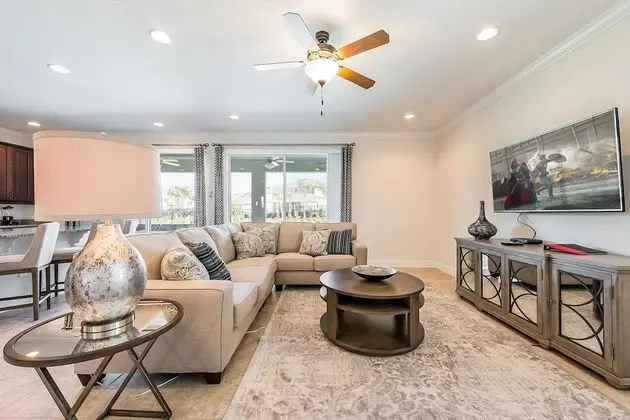 5 Bedroom Home Westside, Private Pool
