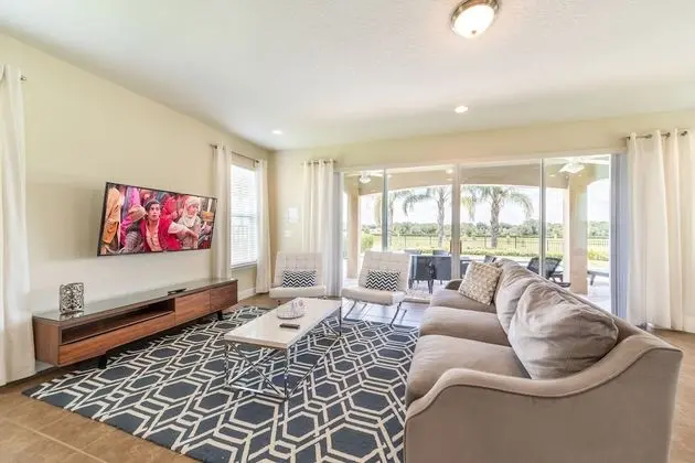 5 Bedroom Home Westside, Private Pool