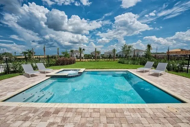 5 Bedroom Home Westside, Private Pool