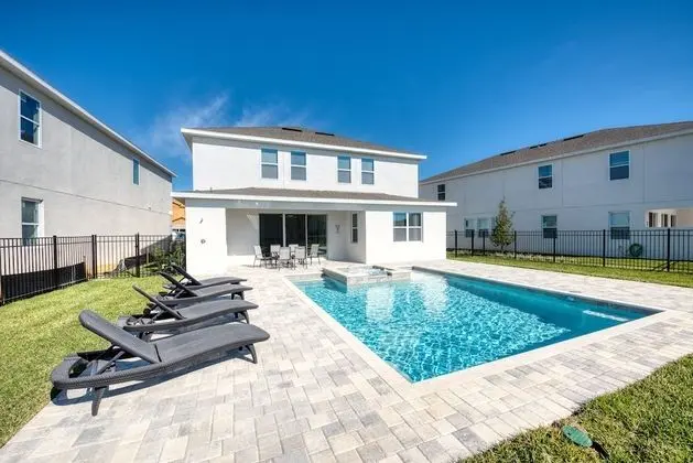 5 Bedroom Home Westside, Private Pool
