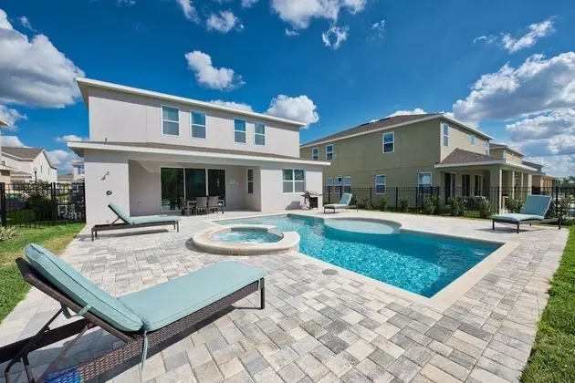 5 Bedroom Home Westside, Private Pool