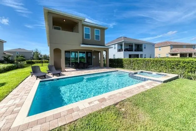 5 Bedroom Home Westside, Private Pool