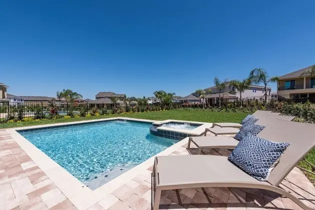 5 Bedroom Home Westside, Private Pool