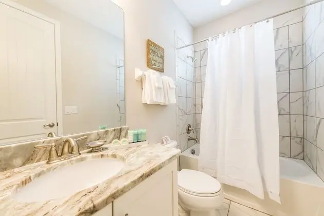 5 Bedroom Home Westside, Private Pool