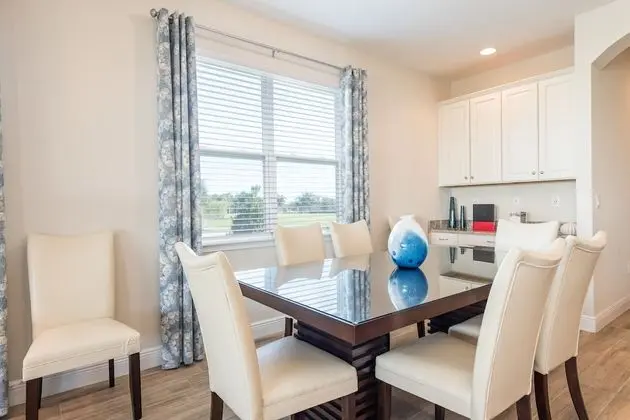 6 Bedroom Home Westside, Private Pool
