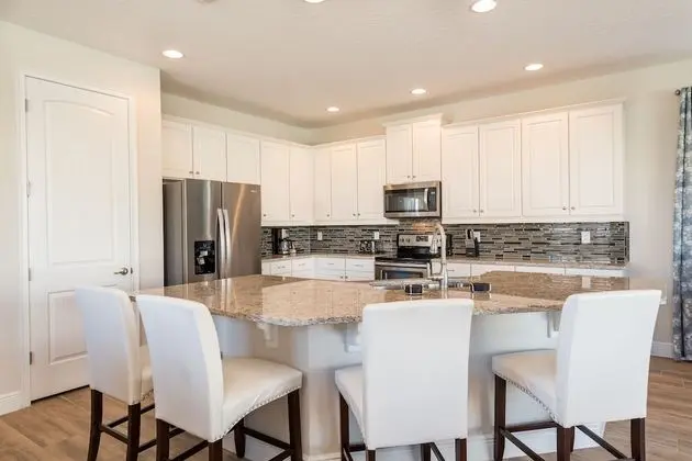6 Bedroom Home Westside, Private Pool
