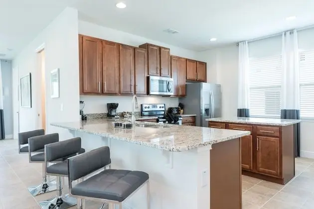 6 Bedroom Home Westside, Private Pool