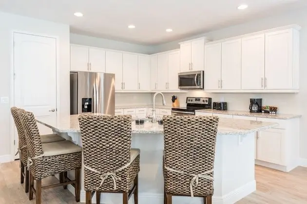 6 Bedroom Home Westside, Private Pool