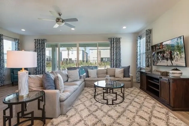 6 Bedroom Home Westside, Private Pool
