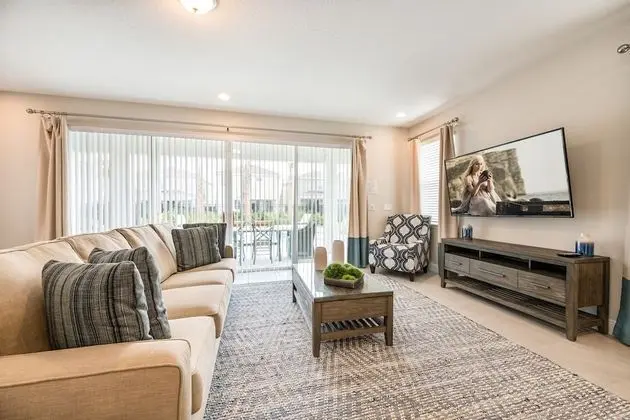 6 Bedroom Home Westside, Private Pool