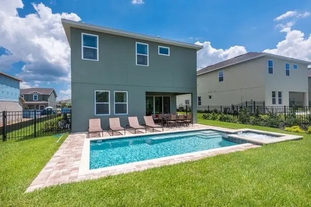 6 Bedroom Home Westside, Private Pool