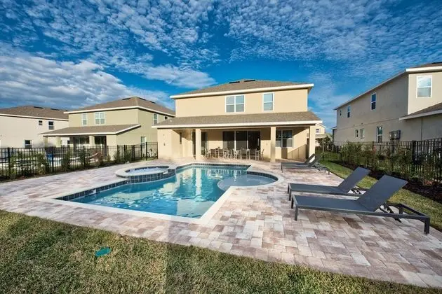 8 Bedroom Home Westside, Private Pool