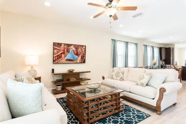 8 Bedroom Home Westside, Private Pool