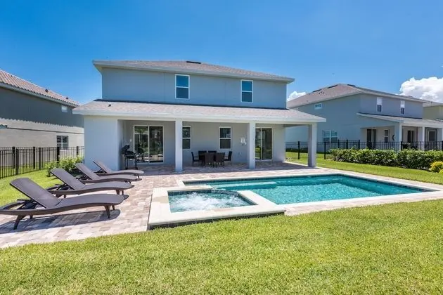 8 Bedroom Home Westside, Private Pool