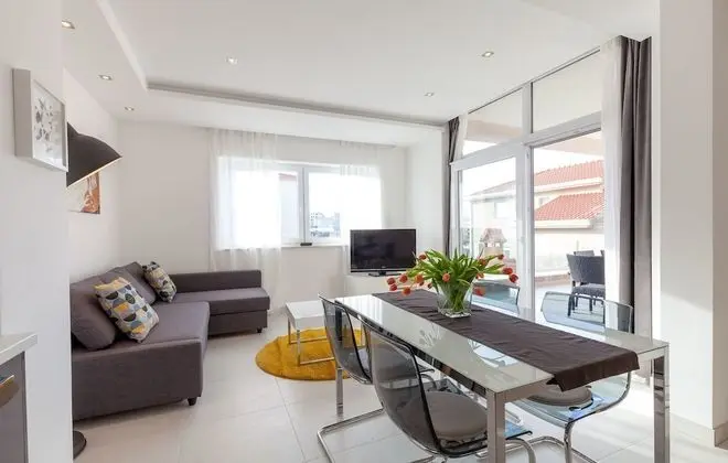 Family Apart Daire, 2 Yatak Odası, Teras, Havuz Manzaralı