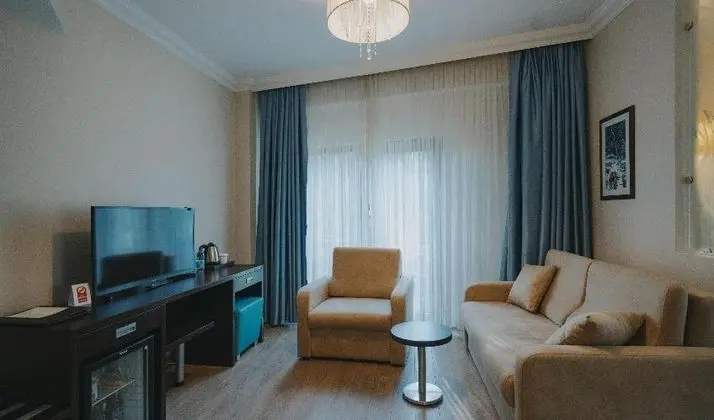 Deluxe Junior Suit