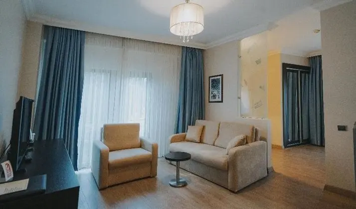 Deluxe Junior Suit