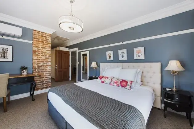 Luxury Oda (King Suite with Lounge)