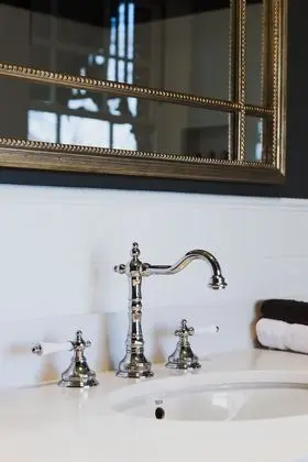 Luxury Oda (King Suite with Lounge)