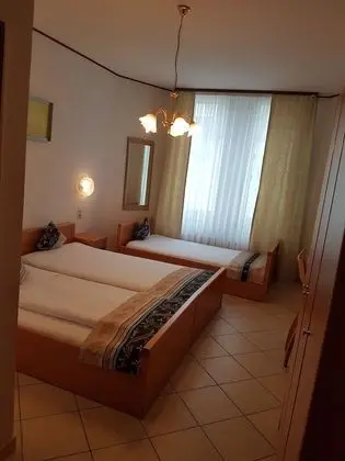 Üç Kişilik Oda