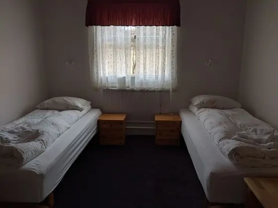 Tek Büyük veya İki Ayrı Yataklı Oda, Ortak Banyo