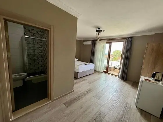 Standart Oda, Kara veya Kısmi Deniz Manzaralı, Balkonlu